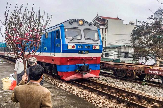 Công ty CP Vận tải đường sắt Hà Nội cũng phát thông báo, về tình trạng các trang mạng xuất hiện hiện tượng bán lại vé tàu Tết Nguyên đán Quý Mão 2023.