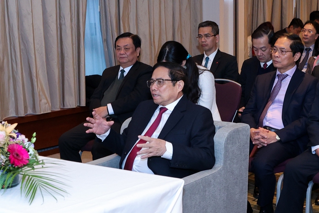 Thủ tướng đề nghị phía cảng Rotterdam tiếp tục nghiên cứu, đánh giá tiềm năng xây dựng cảng trung chuyển quốc tế tại Việt Nam và khả năng cạnh tranh với các cảng trung chuyển quốc tế khác trong khu vực - Ảnh: VGP/Nhật Bắc