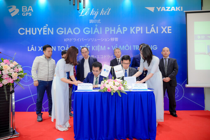 Chủ tịch Đào Thanh Anh (BA GPS) và chủ tịch Ko Yazaki (Yazaki Energy Systems) tại buổi chuyển giao công nghệ KPI lái xe tại Việt Nam