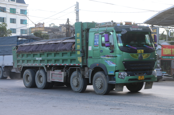 Xe tải logo 5678 chở có ngọn, lưu thông trên đường Hồ Chí Minh.