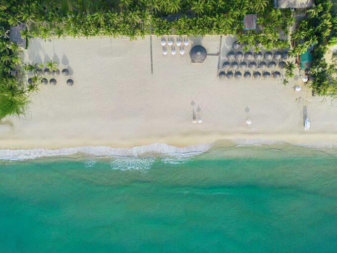 Bãi biển riêng trong xanh và cát trắng tại Cam Ranh Riviera Beach Resort & Spa