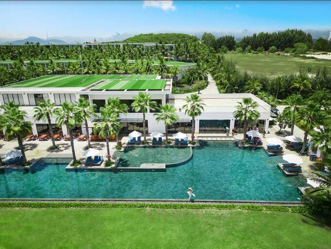 Hồ bơi xanh ngút mắt của Selectum Noa Resort Cam Ranh