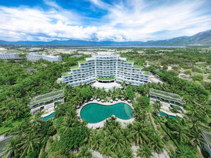 Toàn cảnh tòa nhà chính của Cam Ranh Riviera Beach Resort & Spa