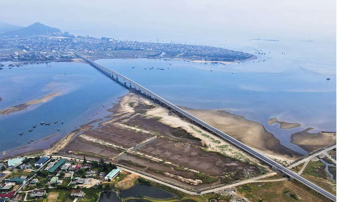 Tính đến tháng 5/2014, cầu Cửa Nhượng (Cẩm Xuyên, Hà Tĩnh) là công trình cầu bê tông cốt thép dự ứng lực dài nhất các tỉnh Bắc Trung Bộ