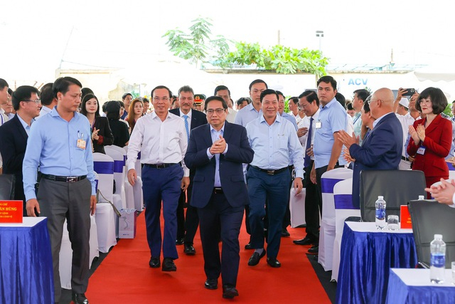 Các đại biểu chào đón Thủ tướng tới dự lễ khởi công dự án xây dựng Nhà ga hành khách T3 Cảng hàng không quốc tế Tân Sơn Nhất (TPHCM) - Ảnh: VGP/Nhật Bắc