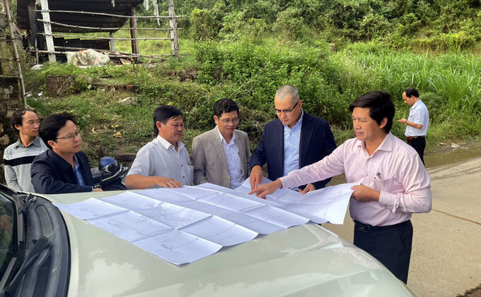 Bí thư Tỉnh ủy Phạm Đại Dương (thứ hai từ phải sang) kiểm tra thực địa công tác GPMB cho dự án Cao tốc Bắc-Nam tại huyện Tuy An