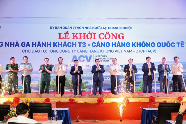 Thủ tướng Phạm Minh Chính, lãnh đạo TPHCM, các bộ ngành Trung ương thực hiện nghi thức khởi công dự án xây dựng Nhà ga hành khách T3 Cảng hàng không quốc tế Tân Sơn Nhất (TPHCM) - Ảnh: VGP/Nhật Bắc