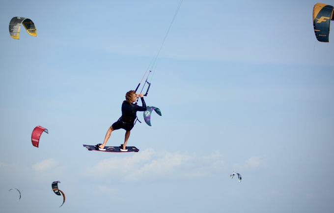 Biển Ninh Chữ - Ninh Hải đã trở thành điểm hẹn lướt ván diều của các vận động viên chuyên nghiệp khắp thế giới. Ảnh: Khoa Danh