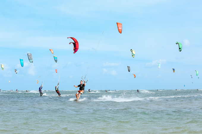 Với bãi biển êm, gió mạnh, Ninh Chữ - Ninh Hải là điểm đến lướt ván diều ấn tượng của Khu vực châu Á - Thái Bình Dương. Ảnh: Thanh Sơn