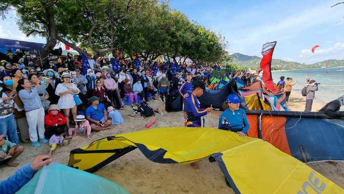 Hàng nghìn du khách và người dân Ninh Thuận reo hò, cổ vũ các vận động viên lướt ván diều Ảnh: Nguyễn Thành