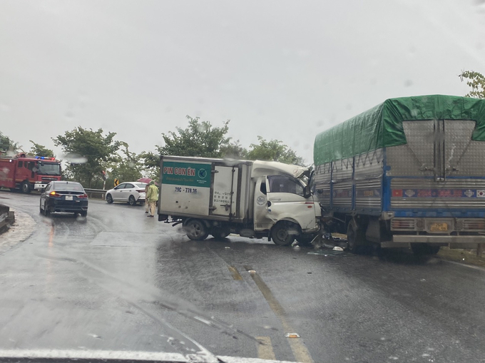 Trời mưa, đường trơn các lái xe đã không làm chủ được tay lái