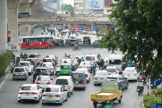 Mật độ phương tiện trên tuyến đường Xuân Thủy - Hồ Tùng Mậu dần đông đúc chiều ngày 30/12