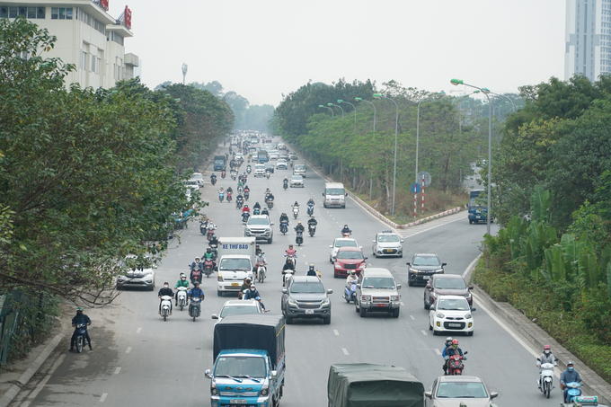 Đầu giờ chiều 30/12, nhiều người dân đã nghỉ làm sớm hơn thường ngày và bắt đầu rời Thủ đô về các tỉnh