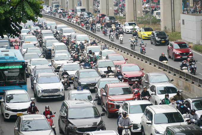 Càng tới cuối giờ chiều, lượng phương tiện càng đông, hiện tượng ô tô đi vào làn xe máy và ngược lại trở nên phổ biến