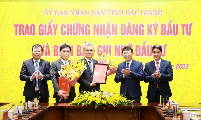 Lãnh đạo tỉnh Bắc Giang trao Giấy chứng nhận đăng ký đầu tư cho đại diện các doanh nghiệp tại buổi lễ