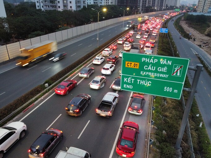 Cuối giờ chiều cùng ngày, mật độ phương tiện từ các tỉnh lưu thông qua cao tốc Pháp Vân - Cầu Giẽ tăng cao