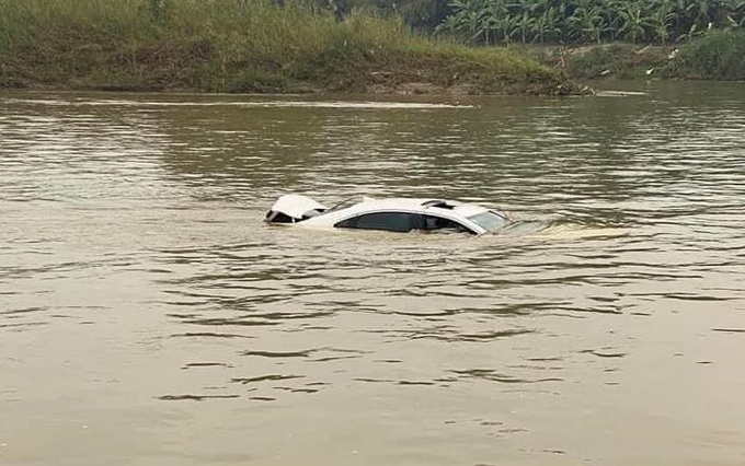 Chiếc xe KIA trôi trên sông Hồng, đoạn qua huyện Hạ Hòa, tỉnh Phú Thọ