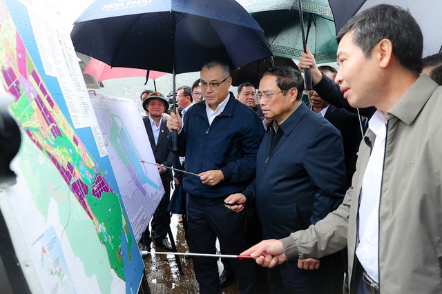 Thủ tướng xem bản đồ quy hoạch Khu kinh tế phía nam của Phú Yên tại địa điểm bến Bãi Gốc - Ảnh: VGP/Nhật Bắc
