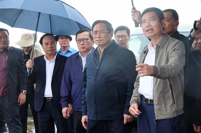 Thủ tướng nghe Chủ tịch UBND tỉnh Phú Yên Tạ Anh Tuấn báo cáo quy hoạch Khu kinh tế phía nam của Phú Yên tại địa điểm cảng Bãi Gốc- Ảnh: VGP/Nhật Bắc