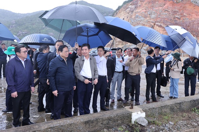 Thủ tướng và đoàn công tác khảo sát một số dự án trọng điểm tại Phú Yên - Ảnh: VGP/Nhật Bắc