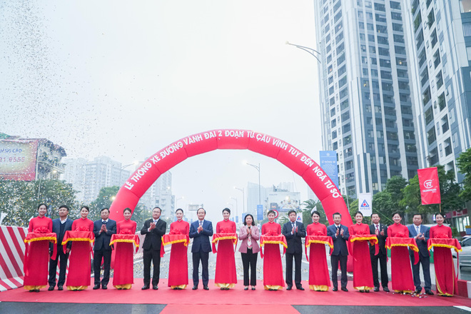 UBND TP Hà Nội và đại diện chủ đầu tư, đơn vị thi công đã chính thức cắt băng khánh thành, chính thức thông xe đường vành đai 2 trên cao