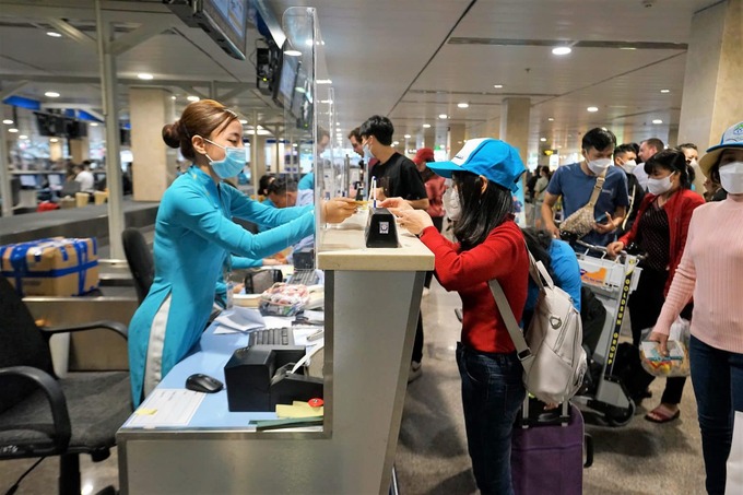 Người lao động làm thủ tục trên “Chuyến bay mơ ước – Hành trình đoàn viên”. Ảnh: Chau Nguyen Viet