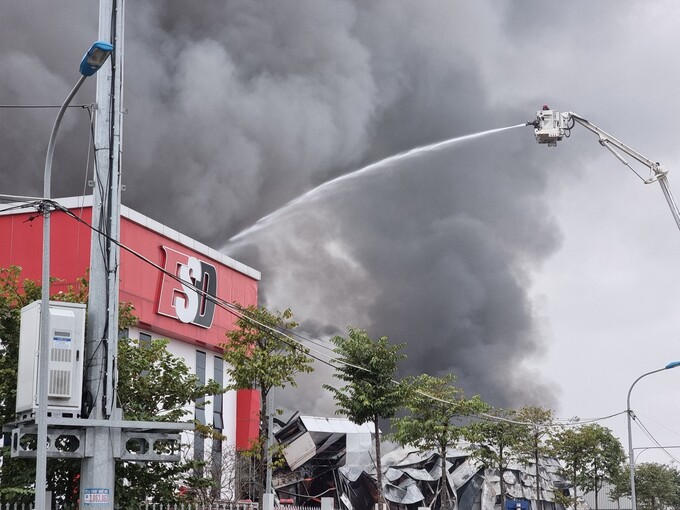 Lực lượng Cảnh sát Phòng cháy chữa cháy và Cứu nạn cứu hộ (Công an tỉnh Bắc Ninh) có mặt tại hiện trường để nhanh chóng khống chế đám cháy.
