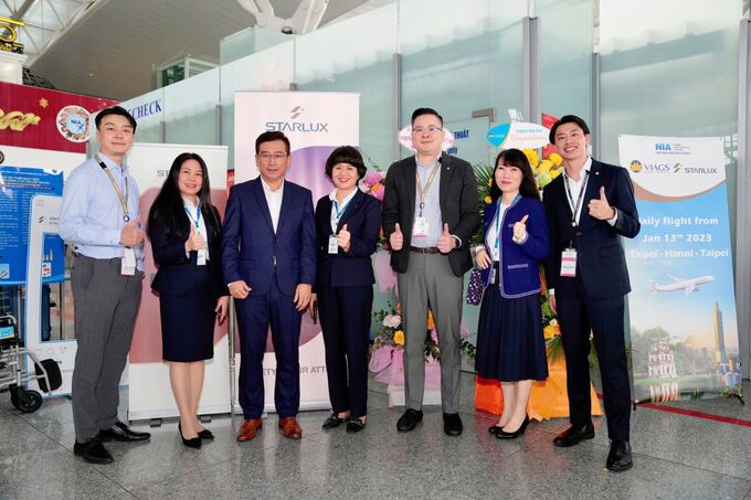 Bà Nguyễn Thị Kim Ngân - Phó Giám đốc Cảng HKQT Nội Bài cùng các cán bộ chúc mừng hãng hàng không Starlux