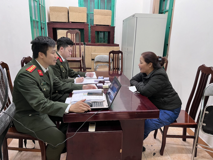 Cơ quan ANĐT Công an TP Hà Nội làm việc với đối tượng Nguyễn Thị Huệ.