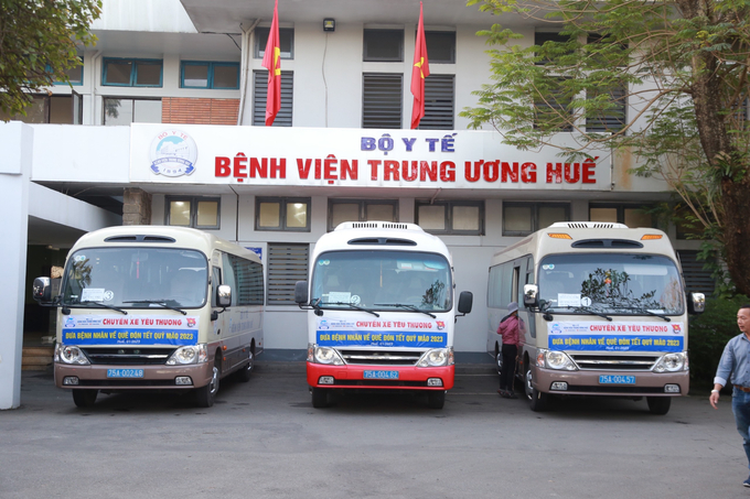 “Chuyến xe yêu thương” đưa hàng trăm bệnh nhân nghèo về quê đón Tết.