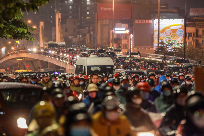 Đối với các điểm ùn tắc giao thông trong giờ cao điểm, TP Hà Nội đã tổ chức rà soát các vị trí giao cắt gây xung đột giao thông để bố trí các lực lượng chốt trực hướng dẫn giao thông.