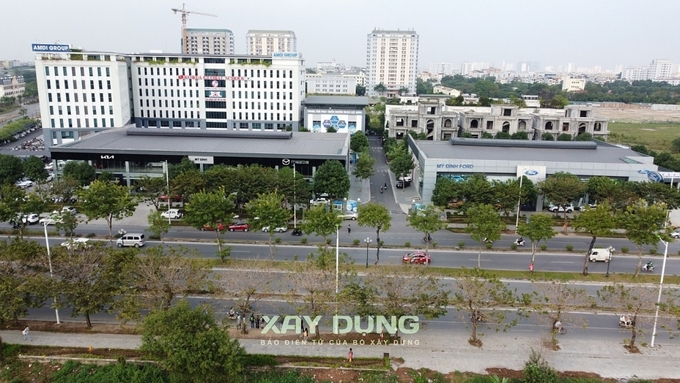 Các cửa hàng kinh doanh ô tô nhìn từ đường Trịnh Văn Bô