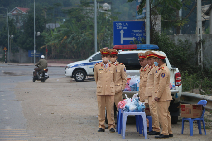 Trên quốc lộ 6 - tuyến đường nối Hà Nội và các tỉnh Tây Bắc, đội CSGT số 1 đã triển khai lực lượng, hỗ trợ người dân từ sáng sớm