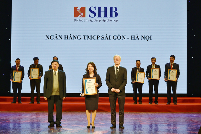 Phó Tổng Giám đốc Ninh Thị Lan Phương đại diện SHB nhận giải thưởng “Top 10 Ngân hàng thu xếp vốn đầu tư hiệu quả cho các dự án năng lượng Việt Nam từ năm 2017 – 2022”