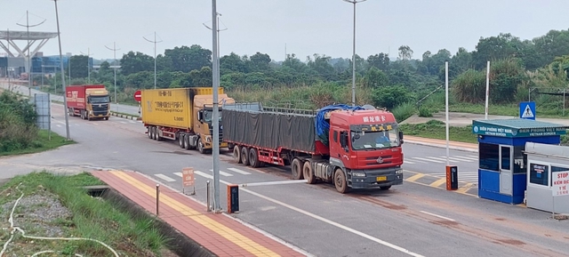 Xe chở hành hóa xuất khẩu qua cửa khẩu Bắc Luân 2 (TP. Móng Cái) - Ảnh: Báo Quảng Ninh