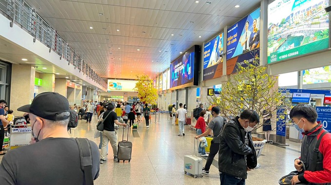 Do an ninh thắt chặt nên hành khách được khuyến cáo chuẩn bị đủ giấy tờ hợp lệ, kiểm tra căn cước công dân đề phòng hết hạn, đến sân bay trước 2 giờ với chuyến quốc nội, 3 giờ với chuyến quốc tế để tránh bị trễ chuyến. Ảnh Chau Nguyen Viet