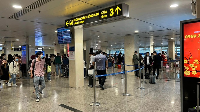 Theo quan sát, lượng khách qua sân bay vào cao điểm Tết Quý Mão tăng cao kỷ lục so với 3 năm qua và vẫn duy trì ở mức cao trong những ngày đầu Tết. Ảnh Chau Nguyen Viet