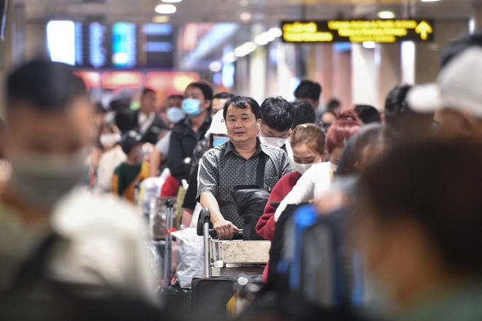 Ngày 22/1 (mùng 1 Tết), Cảng hàng không quốc tế Tân Sơn Nhất đón khoảng 100.000 lượt khách với hơn 700 chuyến bay. Trong đó có hơn 62.000 khách đi và hơn 35.000 khách đến. Riêng tổng lượng khách qua ga quốc tế đạt gần 31.000 lượt. Ảnh Duy Hiệu/Zing
