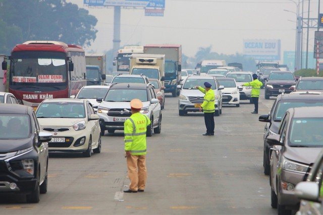 Lực lượng CSGT phân luồng xe trên cao tốc Hà Nội/Ninh Bình trong dịp Tết Nguyên đán - Ảnh: Cục CSGT