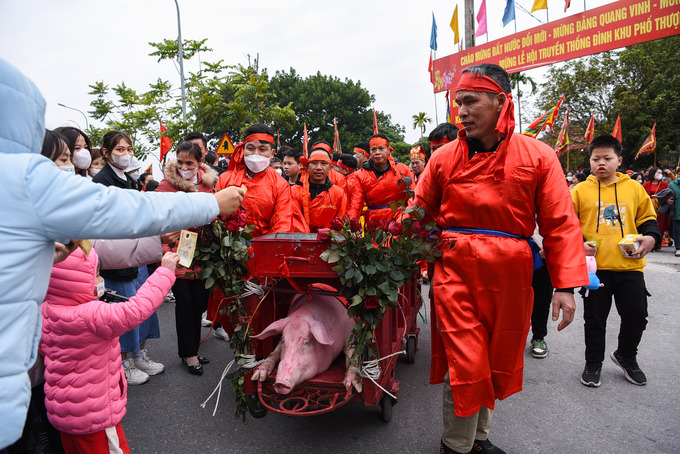 Ông Nguyễn Đăng Công - Trưởng Ban tổ chức lễ hội Khu phố Ném Thượng cho biết, trong năm 2023, lễ hội làng Ném Thượng vẫn duy trì các nghi thức truyền thống nhưng bảo đảm thực hiện theo nếp sống văn minh. Nghi thức chém lợn giữa sân đình đã không diễn ra mà 'ông ỉn' được đưa vào khu vực kín đáo giết thịt tế thánh.