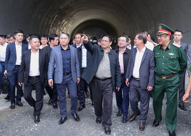 Thủ tướng Phạm Minh Chính thăm, chúc Tết công nhân thi công hầm Dốc Sạn.