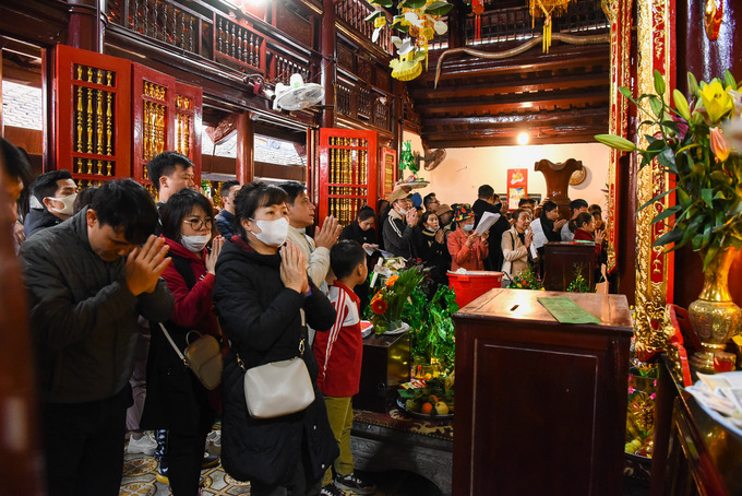 Cũng theo ông Nguyễn Mạnh Hiếu, UBND thành phố Bắc Ninh đã ra thông báo nghiêm cấm tình trạng trèo kéo du khách, khấn thuê, rút thẻ. Đặc biệt tuyên truyền vận động người dân hạn chế đốt vàng mã để tránh lãng phí và giảm thiểu ô nhiễm môi trường tại khu vực đền.