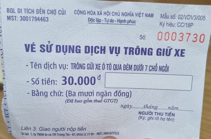 Nhiều du khách đi xe 5 chỗ gửi xe ngày nhưng nhân viên phát vé gửi qua đêm, trên vé không ghi ngày tháng, biển số theo quy định.