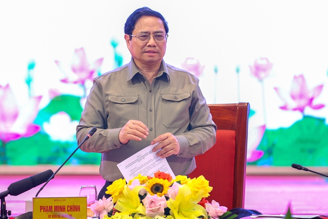 Thủ tướng phát biểu kết luận cuộc họp kiểm điểm tình hình thực hiện 10 dự án xây dựng công trình đường bộ cao tốc Bắc-Nam phía đông giai đoạn 1 (2017-2020) và giai đoạn 2 (2021-2025) từ Ninh Bình đến Quảng Trị - Ảnh: VGP/Nhật Bắc