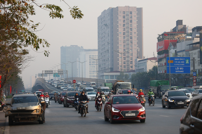 Đường Phạm Hùng, hướng đi cầu Thăng Long, các phương tiện di chuyển đông đúc từ khá sớm