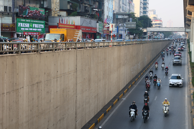 Thế nhưng, phía trên lại là hình ảnh đối lập