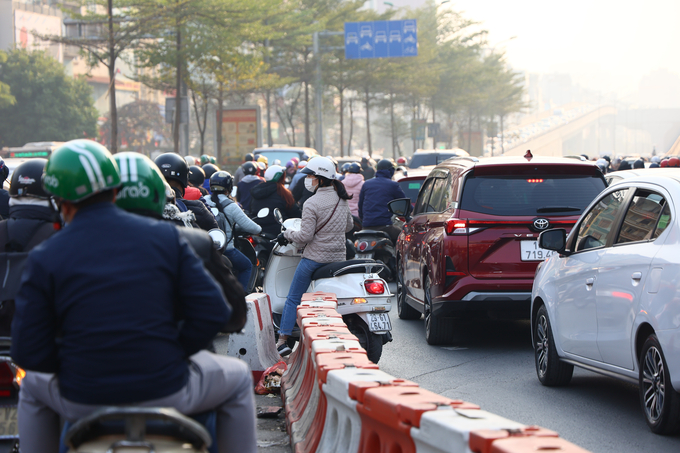 Sau kỳ nghỉ Tết Nguyên đán kéo dài 7 ngày, người dân đã trở lại Hà Nội học tập và làm việc, cảnh ùn tắc mỗi buổi sáng không hiếm