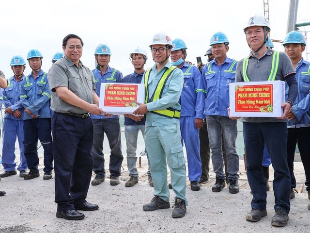 Thủ tướng Phạm Minh Chính tặng quà, động viên kỹ sư, công nhân trên công trường cầu Mỹ Thuận 2 - Ảnh: VGP/Nhật Bắc