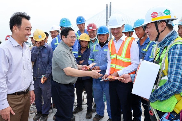 Thủ tướng Phạm Minh Chính mừng tuổi động viên kỹ sư, công nhân trên công trường cầu Mỹ Thuận 2 - Ảnh: VGP/Nhật Bắc