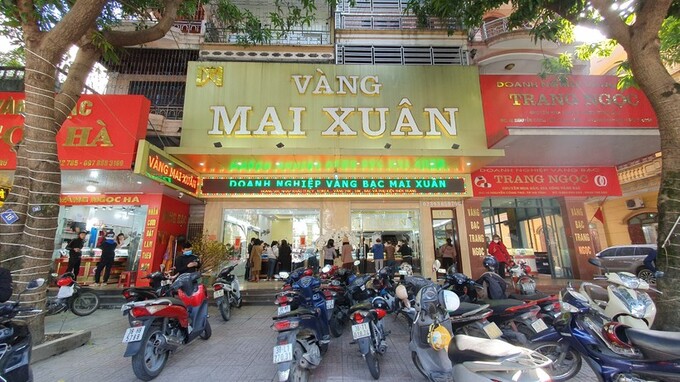 Ngay từ sáng sớm, các tiệm vàng lớn trên “phố vàng” Nguyễn Công Trứ (TP Hà Tĩnh) đã đông đúc người đến mua vàng cầu may.